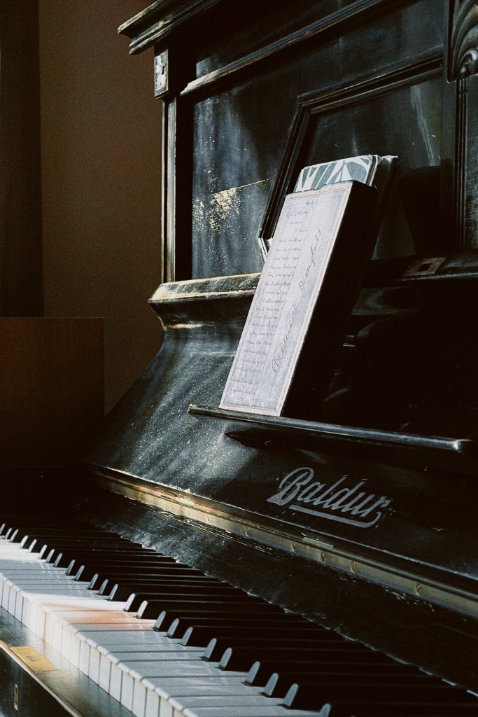 Photo of Janne Timmer's antique Baldur upright piano from 1911